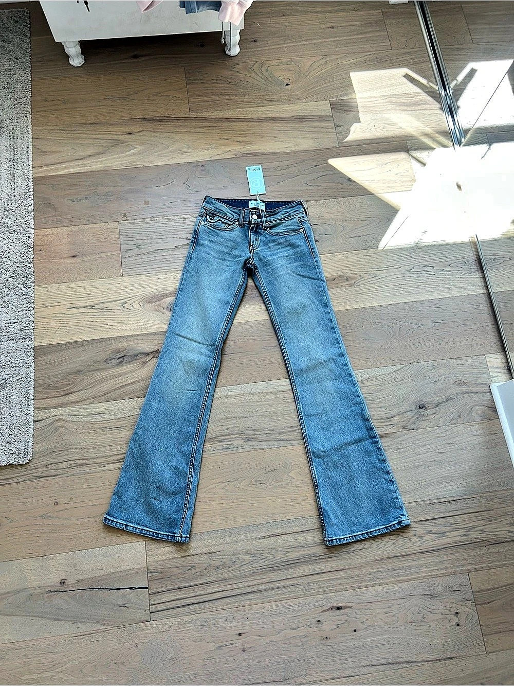 NWT Revice ICON 2.0 Flare Jeans in Capri
Waist 23